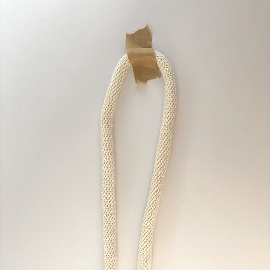 Idea_macrame-stash-busting-_bracelet-STEP1.jpg?sw=554&q=85