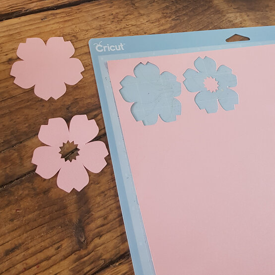 paper-flower-toppers_step4_2.jpg?sw=554&q=85