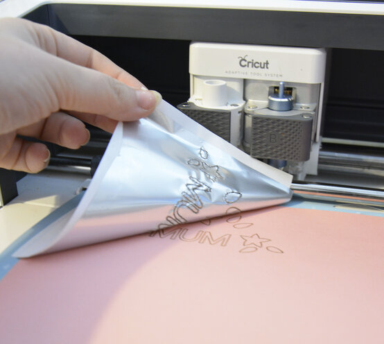 cricut_how_to_make_foiled_envelope_liners_step14.jpg?sw=554&q=85