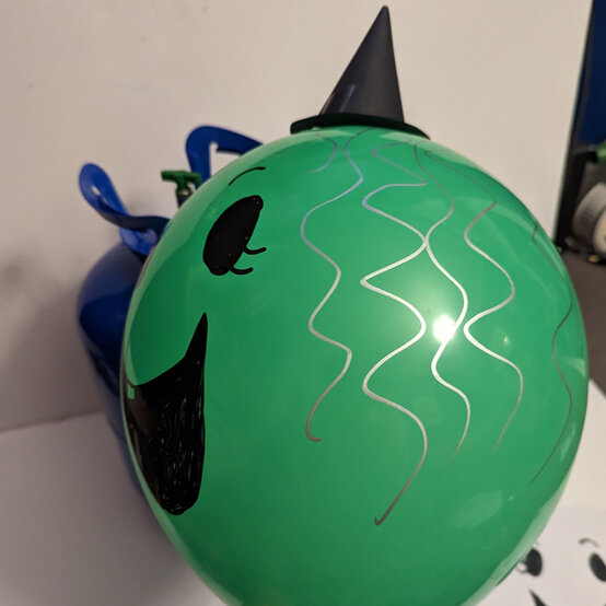 idea_personalised-halloween-balloons-witch_step2.jpg?sw=554&q=85