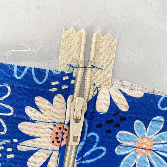 how-to-sew-a-quilted-makeup-bag_step11.jpg?sw=554&q=85