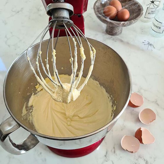 ideas%5Fhow%2Dto%2Ddecorate%2Da%2Dhalloween%2Dbundt%2Dcake%5Fstep%2D2b.jpg?sw=554&q=85