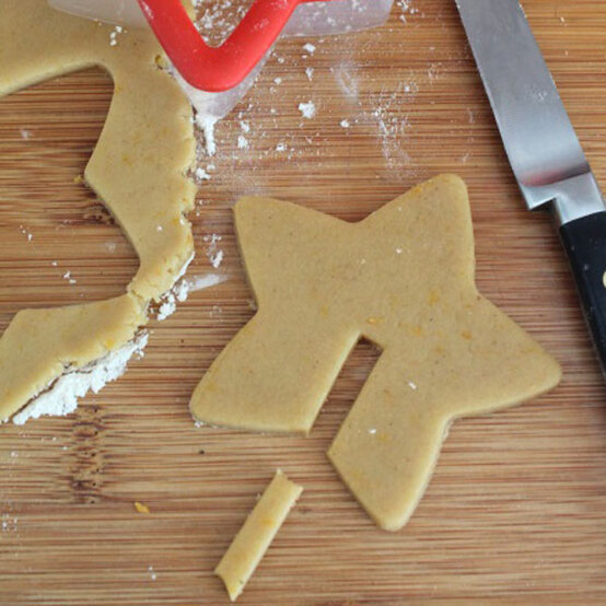 how-to-make-christmas-mug-cookies_step-1a.jpg?sw=554&q=85