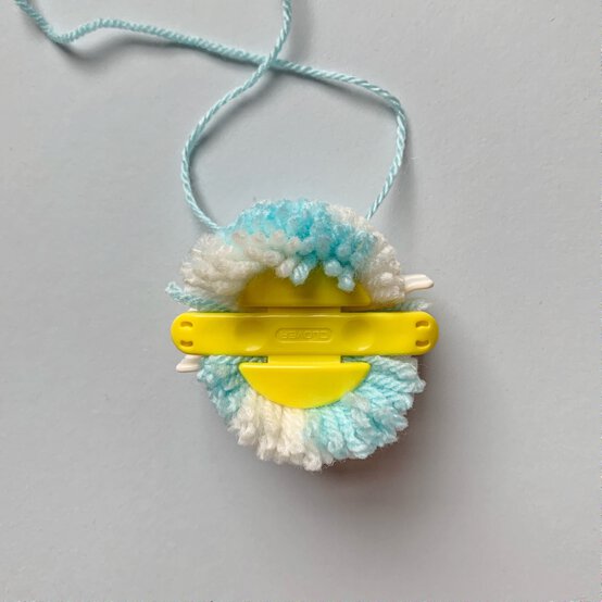 how_to_create_five_different_patterns_in_pom_poms_swirly_pom_pom_pattern_step_6.jpg?sw=554&q=85