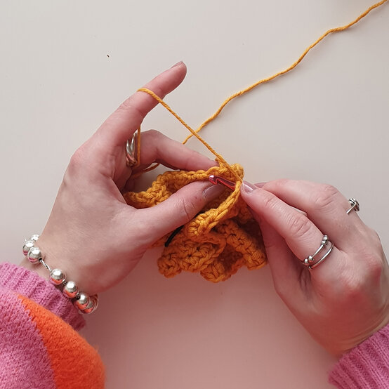 Idea_How-to-crochet-a-scrunchie_Step5.jpg?sw=554&q=85