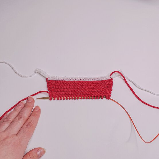 Ideas_How-to-Knit-Jubilee-Bunting-step-9.jpg?sw=554&q=85