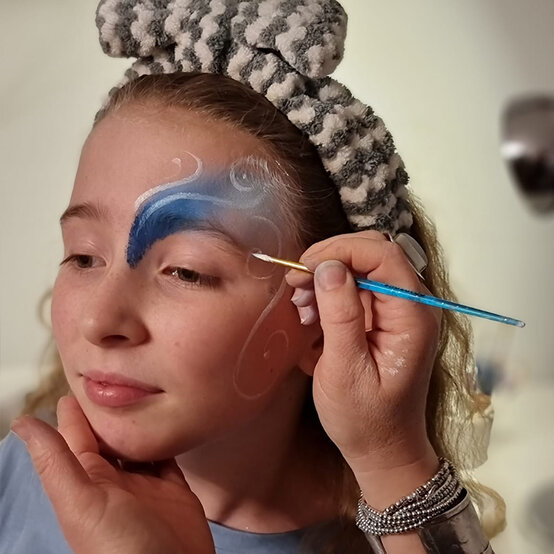 how-to-create-a-new-years-eve-face-paint-design_step3.jpg?sw=554&q=85