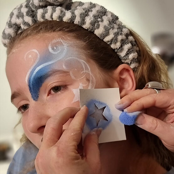 how-to-create-a-new-years-eve-face-paint-design_step4.jpg?sw=554&q=85