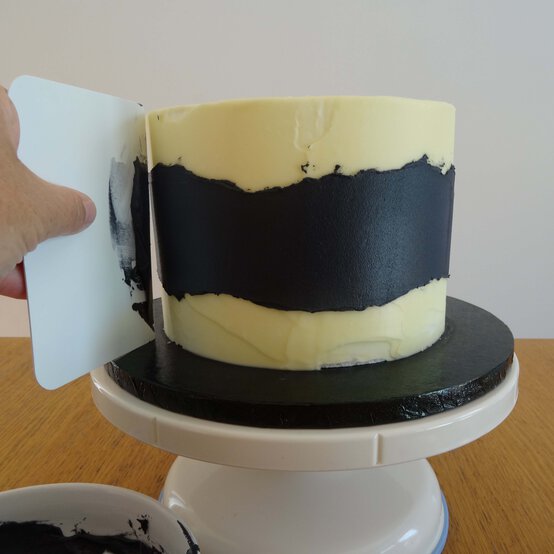 halloween-fault-line-cake-step-2_3.jpg?sw=554&q=85