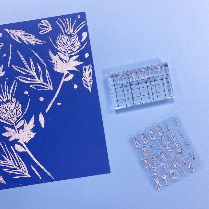 how-to-lino-cut-a-scottish-thistle-print_customise_step-3_1.jpg?sw=680&q=85