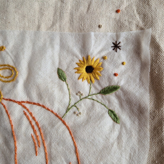 idea%5Fautumn%2Dembroidery%2Dprojects%2Dto%2Dtry%2Dcushion%5Fstep%2D05.jpg?sw=554&q=85