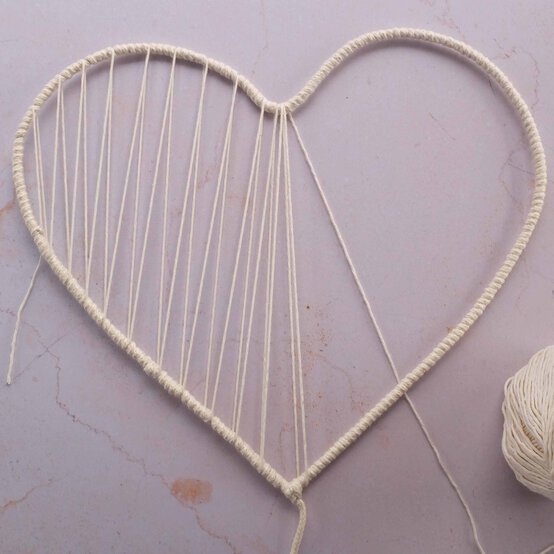 Idea_how-to-make-a-woven-heart-wreath_step5b.jpg?sw=554&q=85