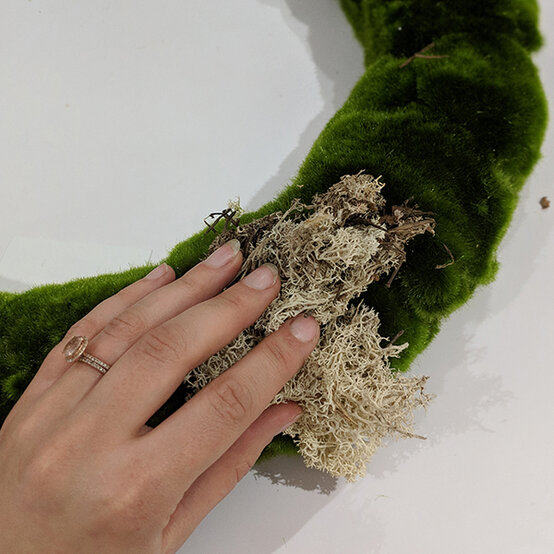 moss-spring-easter-wreath-1.jpg?sw=554&q=85