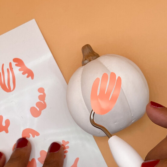 how-_to_make_matisse_inspired_pumpkins_matisse-pumpkins_step-4b.jpg?sw=554&q=85