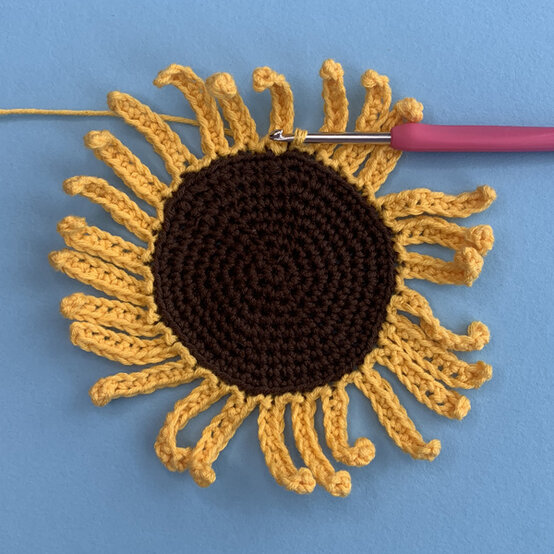 How%2Dto%2DCrochet%2DFlowers%5FSunflower%20Round%2010%20%28last%29.jpg?sw=554&q=85
