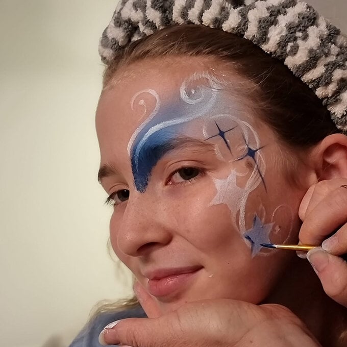 how-to-create-a-new-years-eve-face-paint-design_step5.jpg?sw=680&q=85