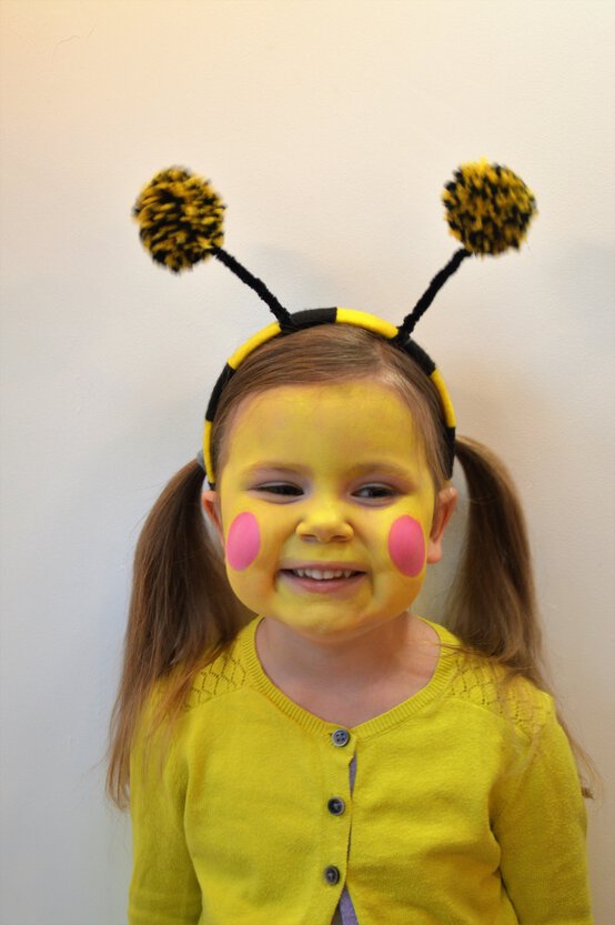 bee_face_painting_tutorial_step-2-head-dress.jpg?sw=554&q=85