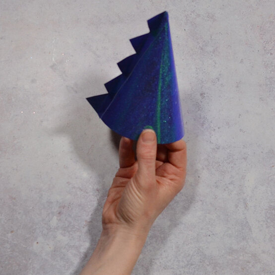 how_to_make_dinosaur_party_hats_craft_activities_step3b.jpg?sw=554&q=85