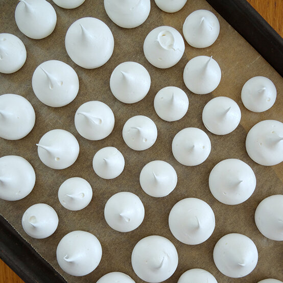 xmas-baking-lucy-meringue-wreath1.jpg?sw=554&q=85