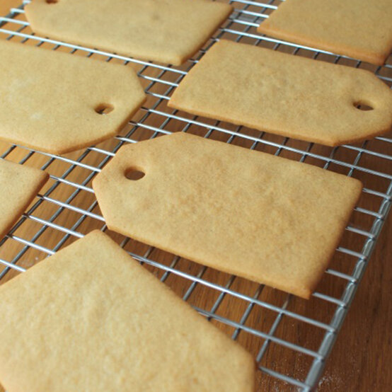 biscuit-luggage-tag_step-4.jpg?sw=554&q=85