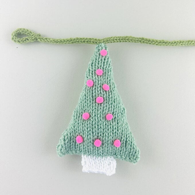How-to-Knit-a-Christmas-Tree-Garland_make4.jpg?sw=680&q=85