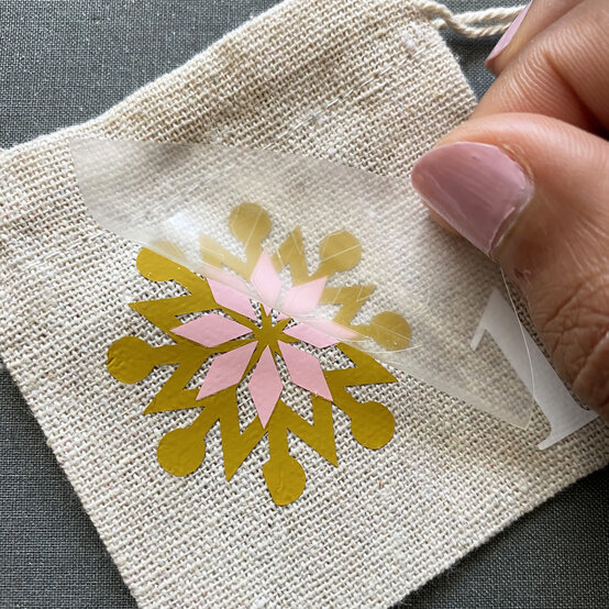 iron-on-vinyl-advent-calendar_step7_2_sq.jpg?sw=554&q=85