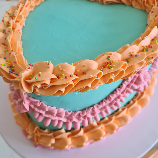 idea%5Fretro%2Dbuttercream%2Dcake%5Fstep%2D11.jpg?sw=554&q=85