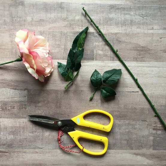 Idea_how-to-make-a-pink-floral-spring-wreath_step2.jpg?sw=554&q=85