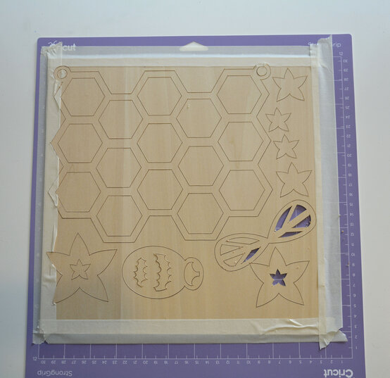cricut_how_to_make_a_bee_wall_hanging_step14.jpg?sw=554&q=85
