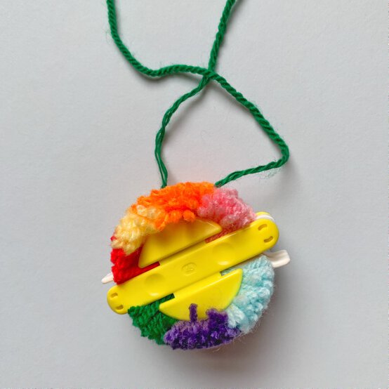 how_to_create_five_different_patterns_in_pom_poms_rainbow_pom_pom_pattern_step_6.jpg?sw=554&q=85