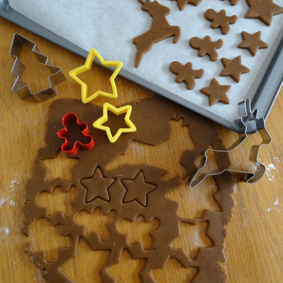 Idea_how-to-make-a-christmas-grazing-board_step4a.jpg?sw=554&q=85