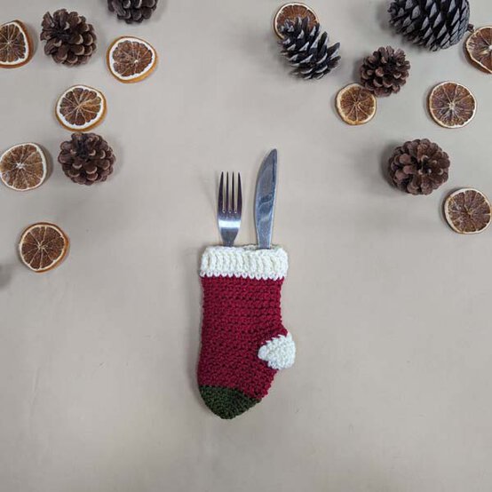 ideas%5Fstash%2Dbusting%2Dchristmas%2Dtable%2Ddecor%5Fstocking%2Dcutlery%2Dholders%5Fstep%2D2d.jpg?sw=554&q=85