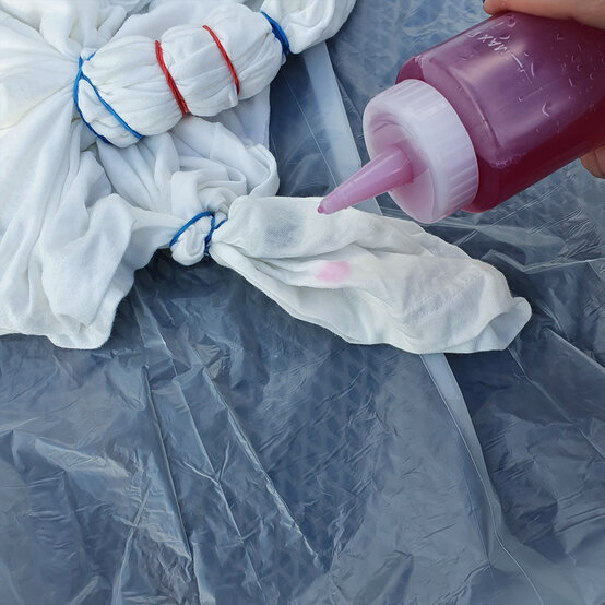 how_to_upcycle_your_wardrobe_with_tie_dye_step-1-dying-2.jpg?sw=554&q=85