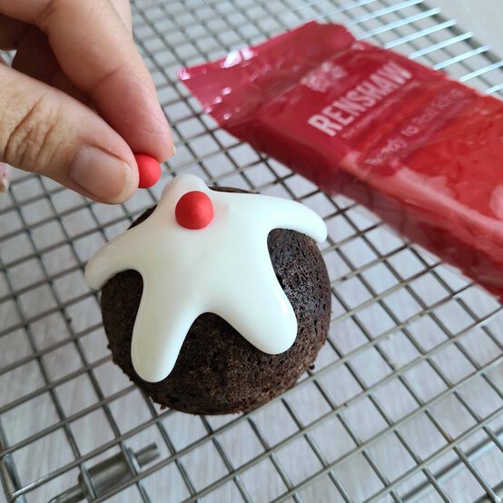 Idea_how-to-make-christmas-pudding-cakes_step2c.jpg?sw=554&q=85