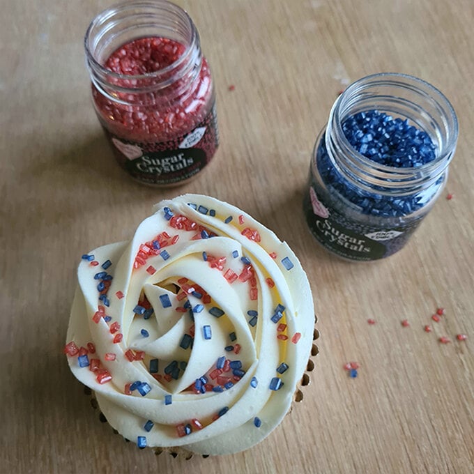 How-to-Make-Decorated-Platinum-Jubilee-%20Cupcakes_Number3a.jpg?sw=680&q=85