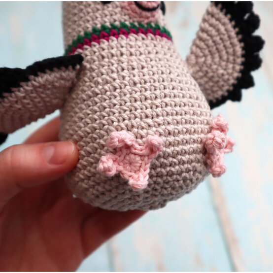 how_to_crochet_an_amigurumi_pigeon_pigeon_feet_1000x1000.jpg?sw=554&q=85