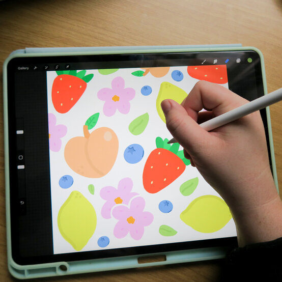 idea_personalise-a-shoe-with-fabric-paint_step3.jpg?sw=554&q=85