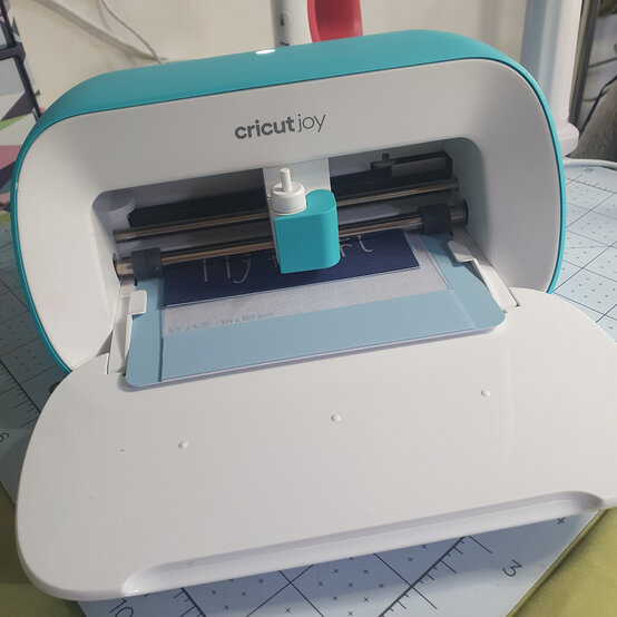 cricut_get_started_in_cricut_joy_valentines_card_for_him_27.jpg?sw=554&q=85