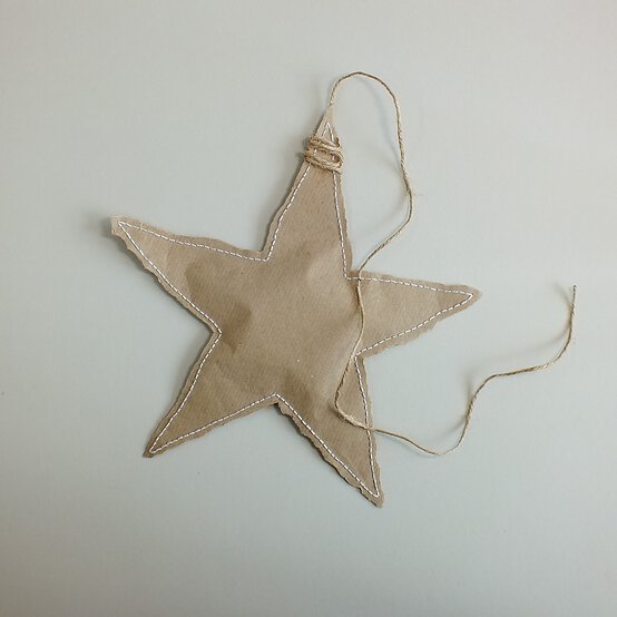 papercraft-christmas-advent-calendar_star_step3.jpg?sw=554&q=85