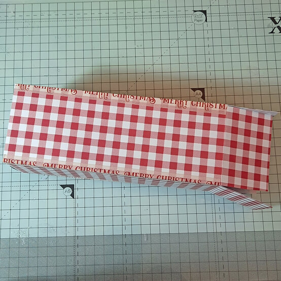 three-ways-to-make-handmade-christmas-gift-wrap_gift-box_sheet5_2.jpg?sw=554&q=85