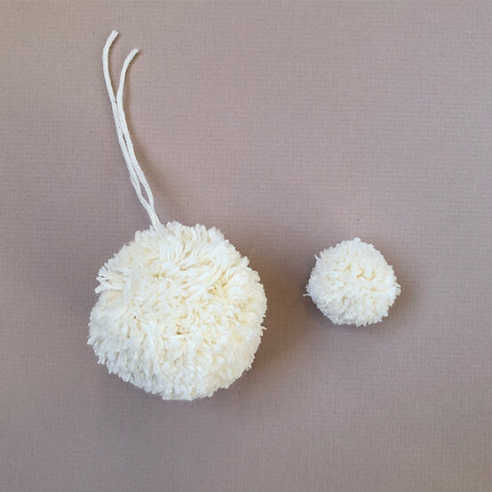 pom-pom-bunny-garland_step1.jpg?sw=554&q=85