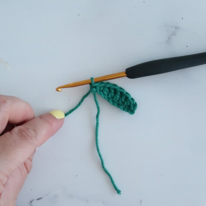 crochet-mistletoe-step-4.jpg?sw=680&q=85