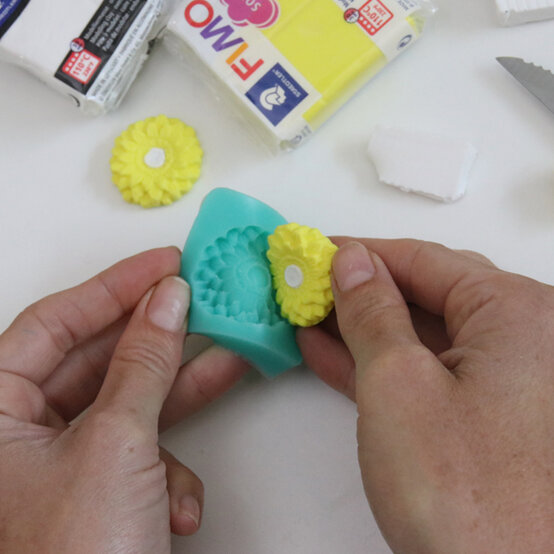 idea_how-to-make-a-fimo-clay-photo-frame_step3b.jpg?sw=554&q=85