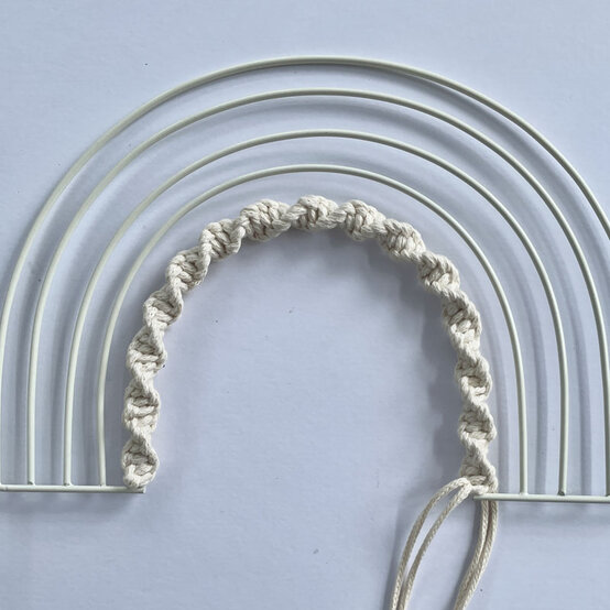 How%2Dto%2DMake%2Da%2DMacrame%2DFrame%5FRainbow%2Dstep2.jpg?sw=554&q=85