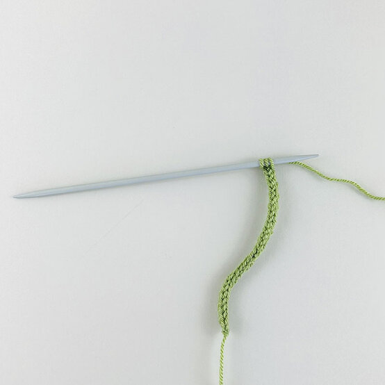 How-to-Knit-a-Christmas-Tree-Garland_make1.jpg?sw=554&q=85