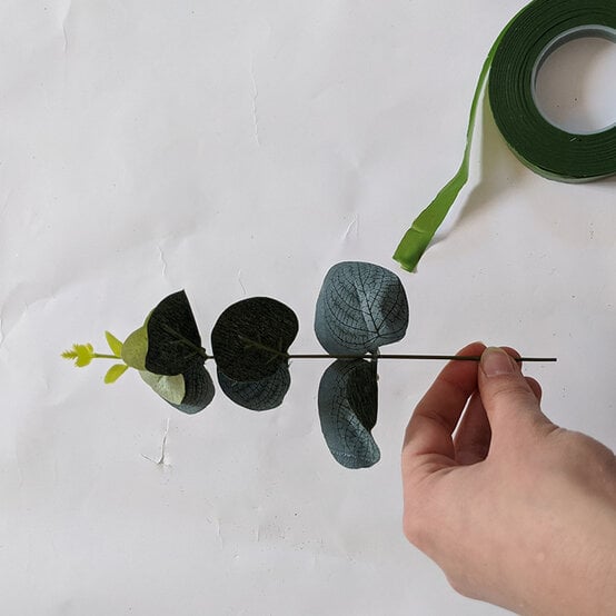 how-to-make-a-wedding-cake-garland_step1.jpg?sw=554&q=85