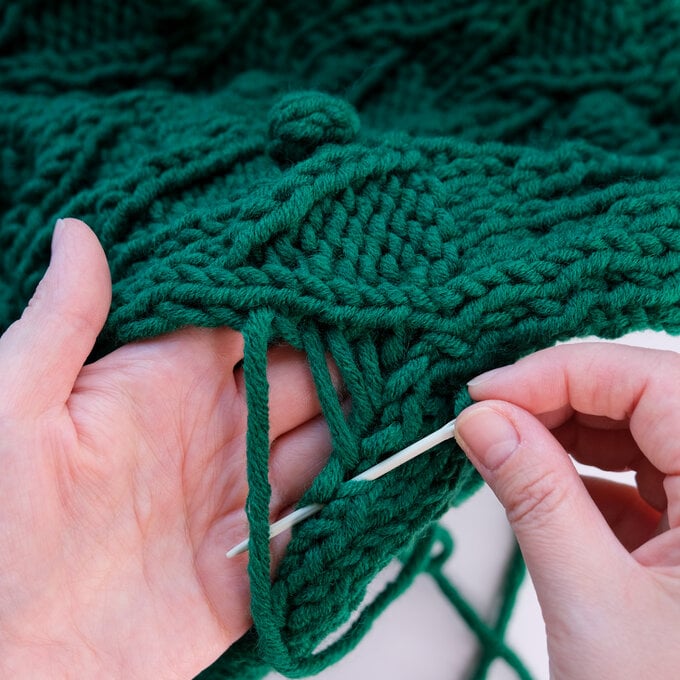 Idea_How-to-knit-a-Christmas-tree-cushion_cable-image-8.jpg?sw=680&q=85