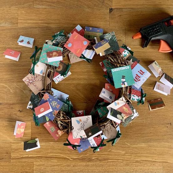 ideas%5Fhow%2Dto%2Dmake%2Da%2Dpapercraft%2Dchristmas%2Dwreath%5Fstep%2D9.jpg?sw=554&q=85