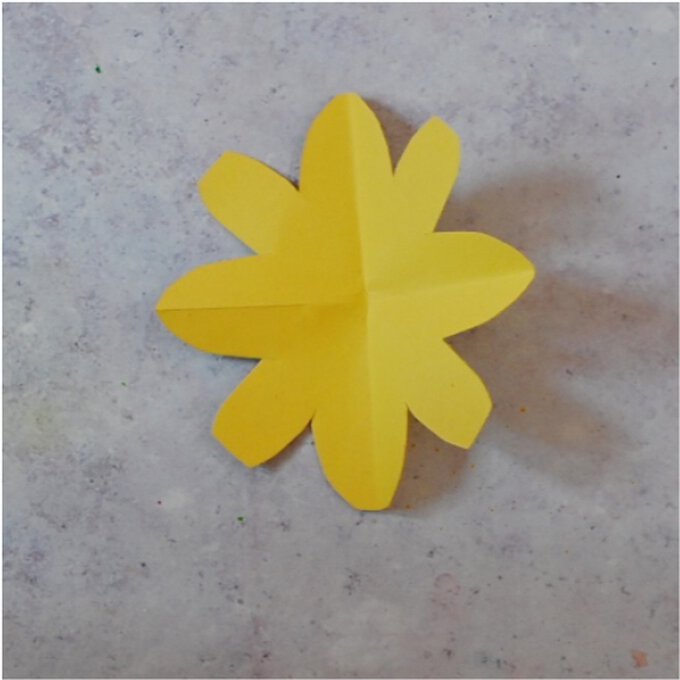 How-to-Make-an-Easy-Daffodil-Bouquet_Step4c.jpg?sw=680&q=85