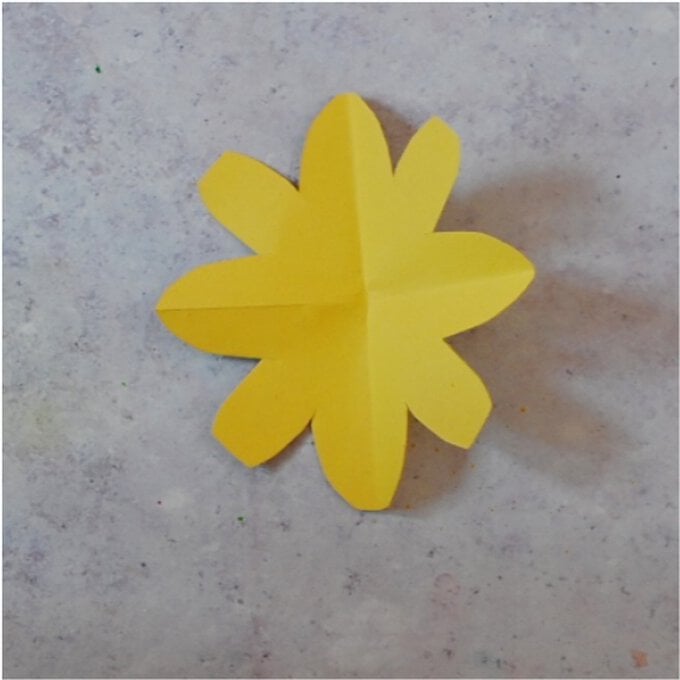 How-to-Make-an-Easy-Daffodil-Bouquet_Step4c.jpg?sw=680&q=85
